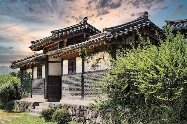 鮮やかな夕日に映える韓国の伝統寺院丹青