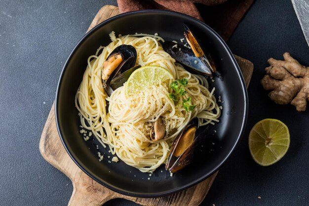 Foto spaghetti tradizionali con muscole, carne e crema