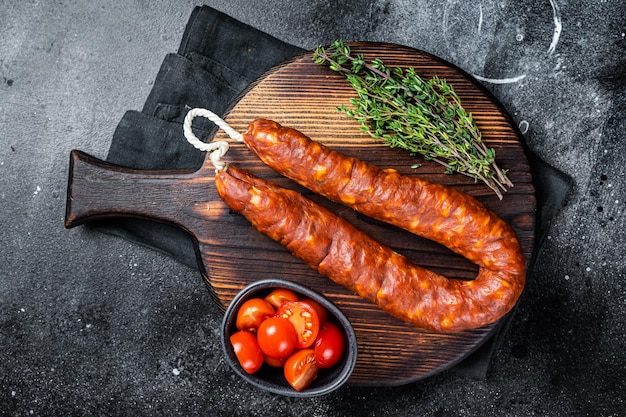 伝統的なスペインのチョリゾソーセージ 乾燥した豚肉 黒い背景 トップビュー