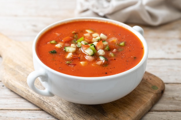 Zuppa di gazpacho spagnolo tradizionale in ciotola su tablexa di legno