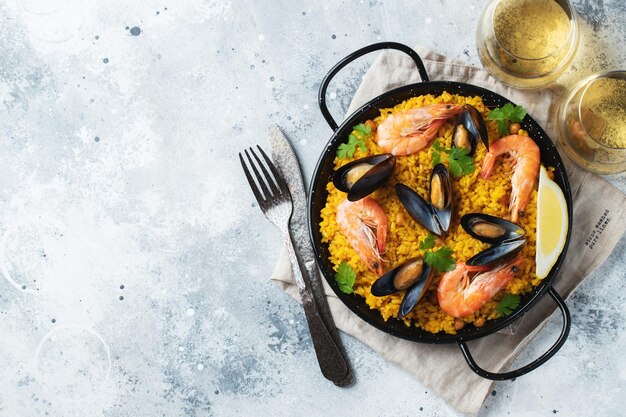 Photo traditional spanish seafood paella in pan with chickpeas shrimps mussels squid