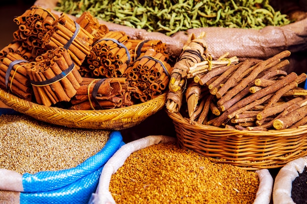 Традиционные специи и травы на рынке в Марокко.