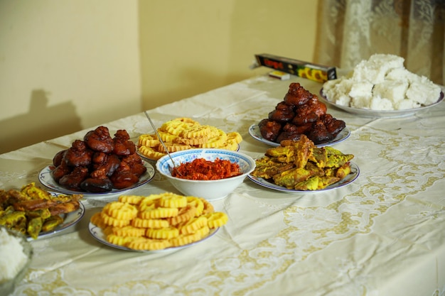 레스토랑의 테이블에 있는 전통적인 스리랑카 과자 및 스낵