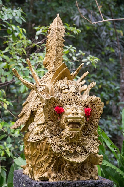 Foto tradizionale scultura in pietra nel giardino isola bali ubud indonesia