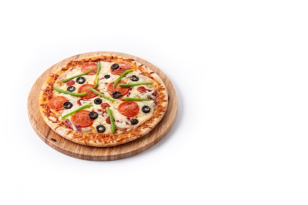 白い背景で隔離の伝統的な最高のピザ