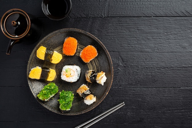 Sushi tradizionale sulla superficie scura