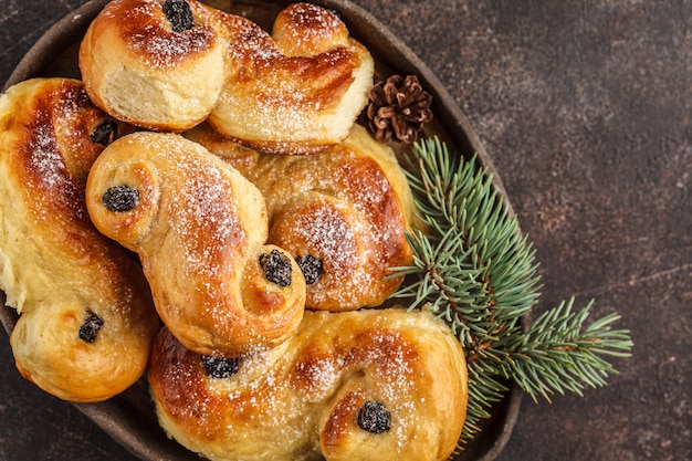 伝統的なスウェーデンのクリスマスサフランパン（lussebulleまたはlussekatt）。スウェーデンのクリスマス。