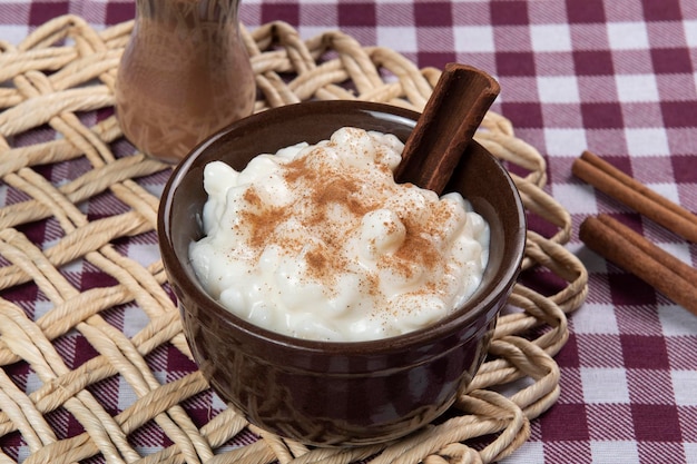 Dolce tradizionale delle feste brasiliane di giugno a base di mais bianco con cocco e latte condensato e cosparso di cannella