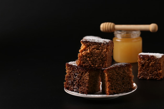 Традиционный сладкий медовый пирог на Рош ха-Шана, еврейский новогодний праздник на темном фоне