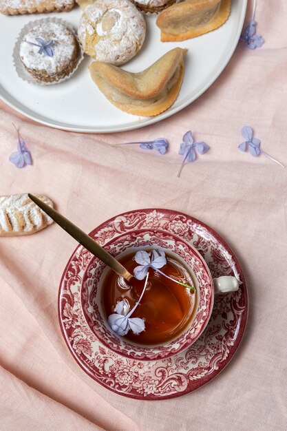 ミントと各種アラブ菓子の伝統的なお茶