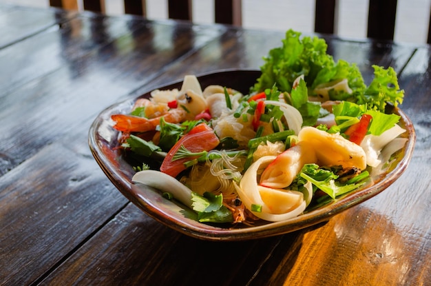 Photo traditional thai cuisine funchosa salad with seafood