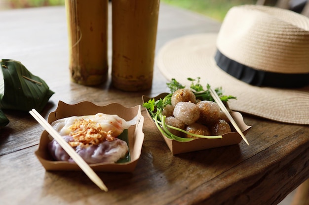 伝統的なタイ料理テーブルの上のタイ蒸し餃子東洋料理のコンセプト