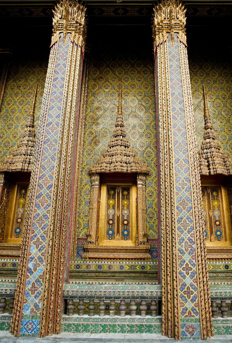 Photo 伝統的なタイスタイルの仏教教会の窓。寺院
