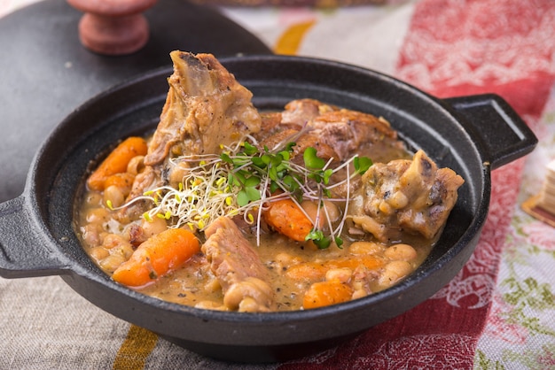 Zuppa densa tradizionale a base di crauti con maiale, costine di maiale affumicate, salsicce, capperi e limone.