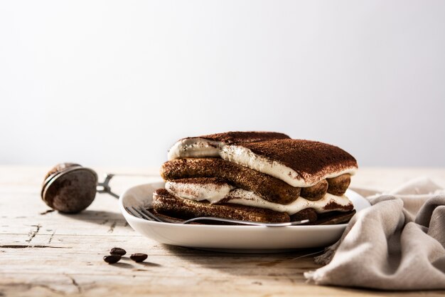 Foto torta tiramisù tradizionale sulla tavola di legno