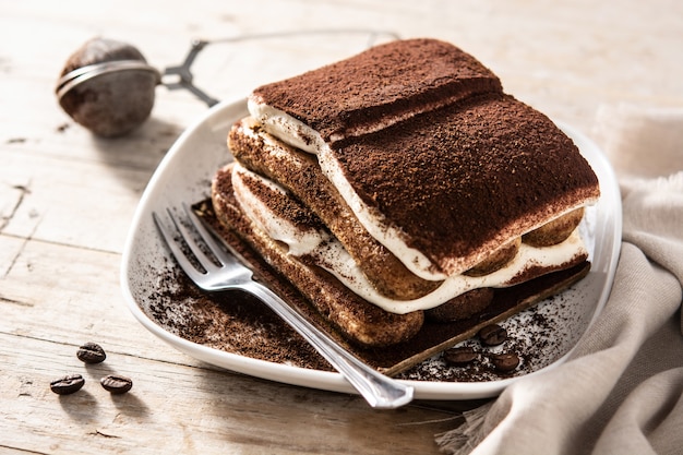 Foto torta tiramisù tradizionale sulla tavola di legno