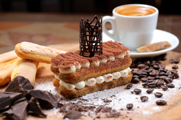 Tiramisù tradizionale con caffè