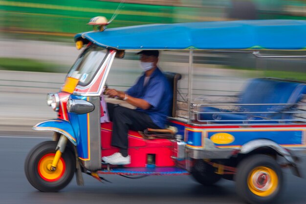 Foto tuktuk tradizionale da bangkok thailandia in motion blur