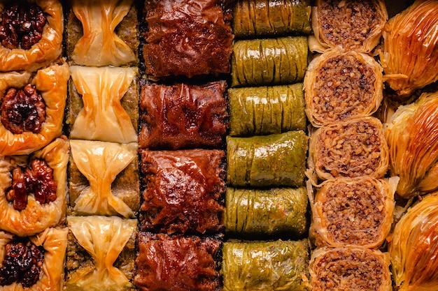 Assortimento di baklava di dolci arabi turchi tradizionali