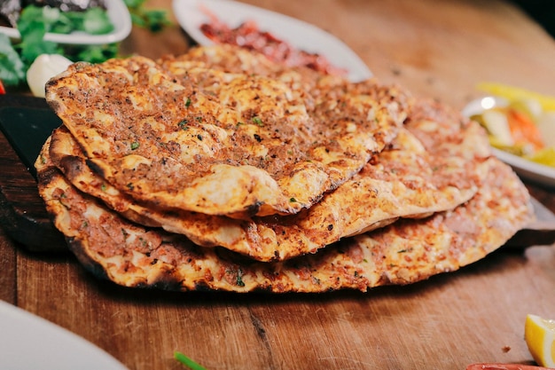 写真 伝統的なトルコの焼き菓子のピデトルコのピザのピデ中東の前菜トルコ料理