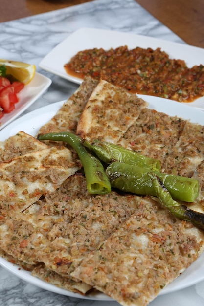 写真 伝統的なトルコの焼き菓子のパイド。トルコのピザピデ、中東の前菜。トルコ料理。