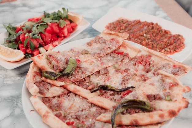 터키 전통 구운 요리 피데. 터키식 피자 피데, 중동 전채. 터키 요리.