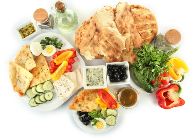 흰색 절연 전통적인 터키 식 아침 식사