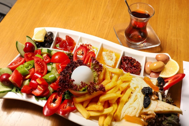 Фото Традиционный турецкий завтрак с традиционным турецким чаем на мраморном столе хатайская кухня вкусный и традиционный завтрак в турции