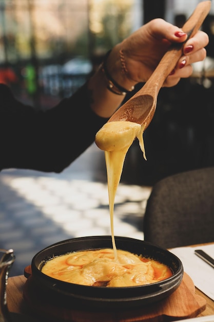 혼합 음식이 포함된 전통적인 터키식 아침 식사 테이블