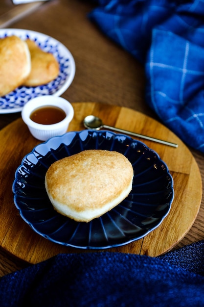 혼합 음식이 포함된 전통적인 터키식 아침 식사 테이블