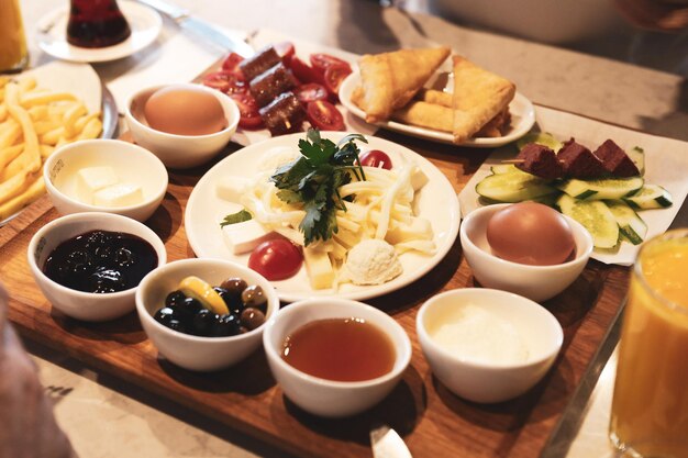 혼합 음식이 포함된 전통적인 터키식 아침 식사 테이블