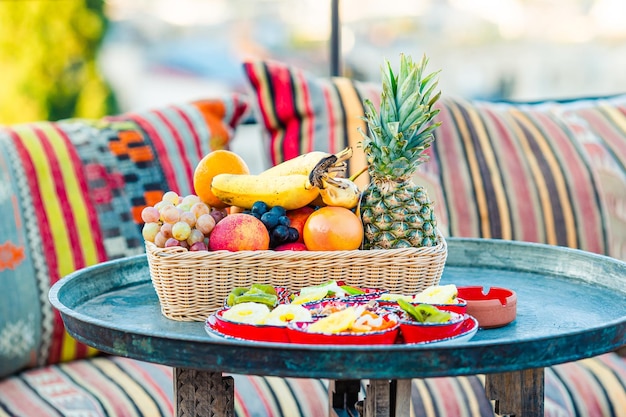 Традиционный турецкий завтрак с фруктами и видом на каппадокию