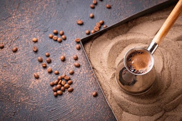 Cezve의 전통적인 터키 식 커피
