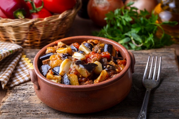 Foto cucina turca tradizionale; piatto carnoso di melanzane. nome turco; patlican guvec o patlican tava