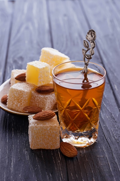 Photo traditional turkish delight and tea