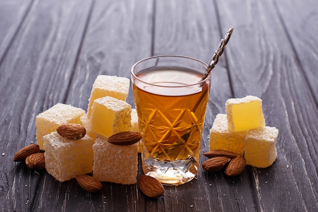 Photo traditional turkish delight and tea