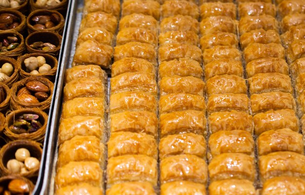 Photo traditional turkish dessert baklava in tray from istanbul turkey