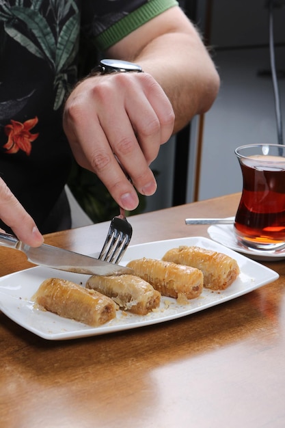 Традиционная турецкая десертная пахлава с грецкими орехами кешью Домашняя пахлава с орехами и медом