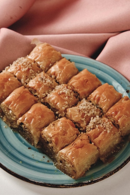 Традиционный турецкий десерт пахлава с кешью, грецкими орехами. Домашняя пахлава с орехами и медом.