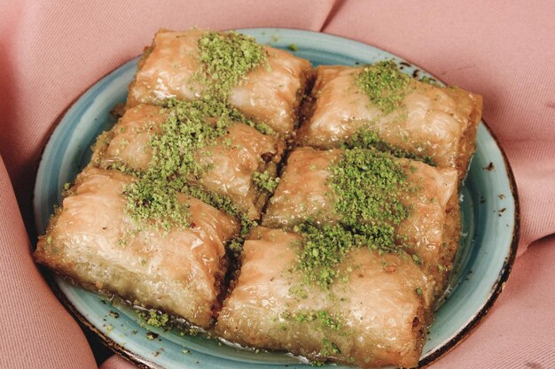 Foto baklava dolce turco tradizionale con anacardi, noci. baklava fatta in casa con noci e miele.