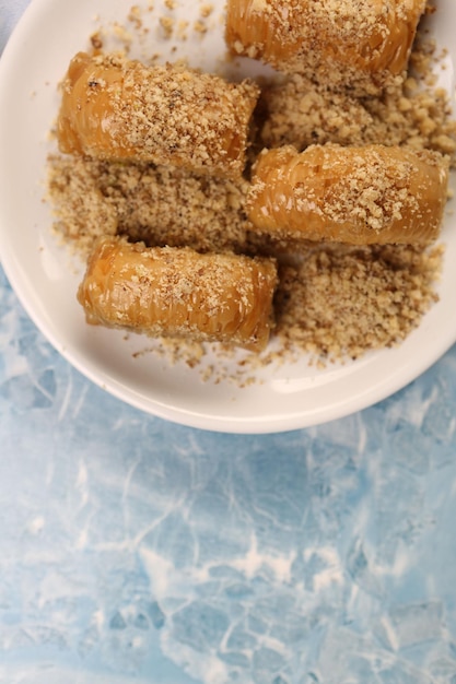 Foto baklava dolce turco tradizionale con anacardi, noci. baklava fatta in casa con noci e miele.