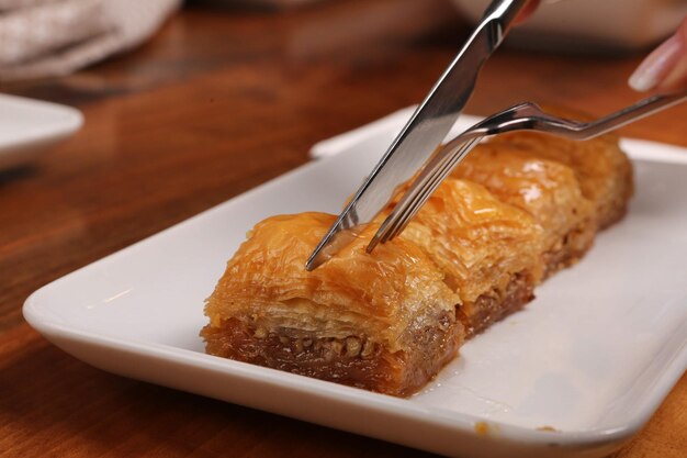 Baklava dolce tradizionale turco con anacardi, noci. baklava fatta in casa con noci e miele.