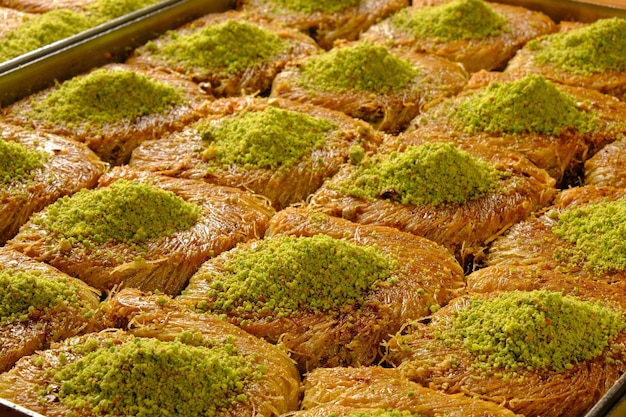 カシューナッツ、クルミを添えた伝統的なトルコのデザートバクラヴァ。ナッツと蜂蜜を使った自家製バクラヴァ。