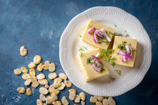 Piatti tradizionali turchi con antipasti di olio d'oliva purea di fave o pasta di fave nome turco fava cibo turco fava