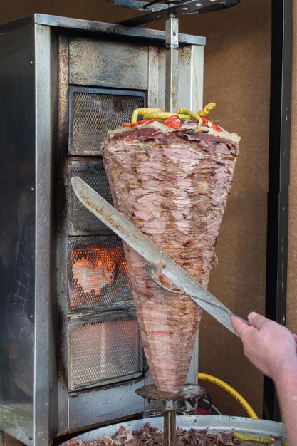 Photo traditional turkish doner kebab grill