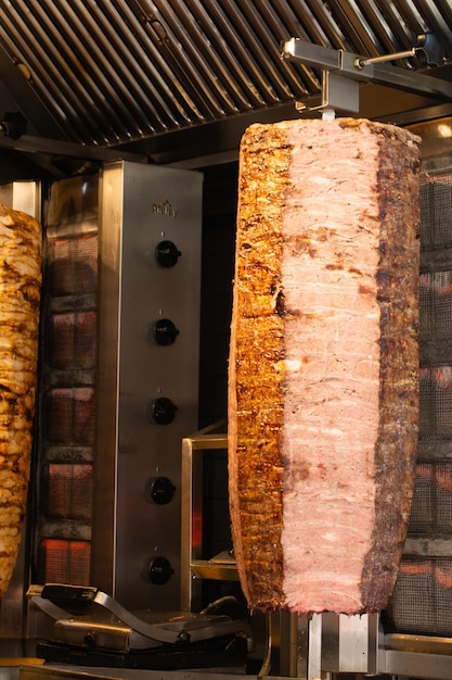 Традиционный турецкий кебаб Doner Kebab на шампуре, уличная еда турецкой кухни