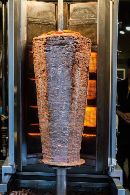 Foto tradizionale turco doner kebab in pole