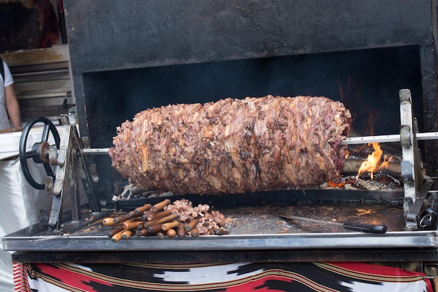 극에 전통적인 터키 Doner 케밥