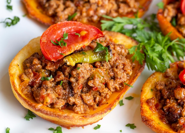 Foto cibo tradizionale turco piatto di patate al forno con carne macinata nome turco patates karniyarik