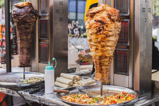 전통적인 터키 음식 치킨 도너와 거리 베도르의 쇠고기 도너 케밥